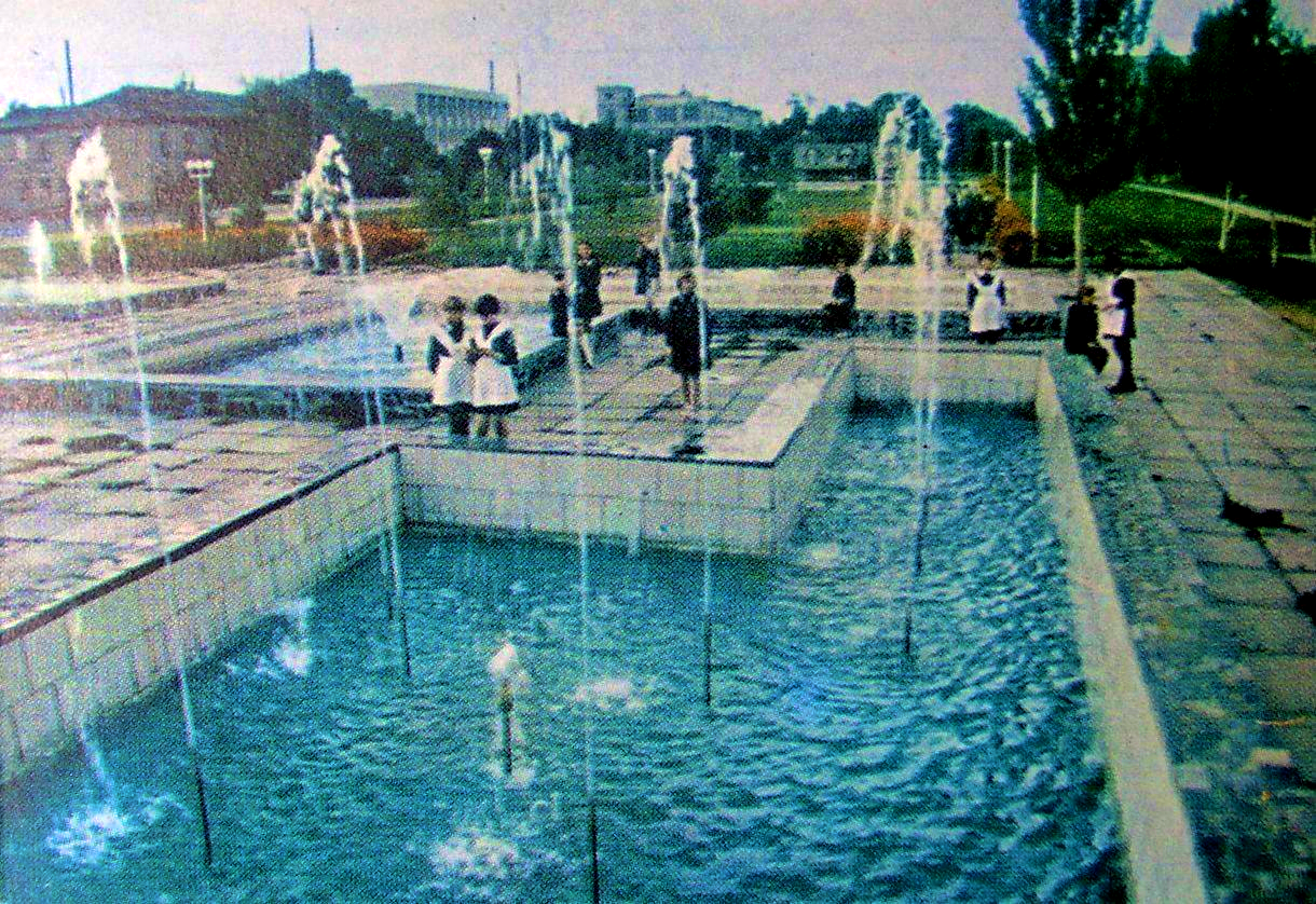 Школярі біля фонтанів, 1983 рік